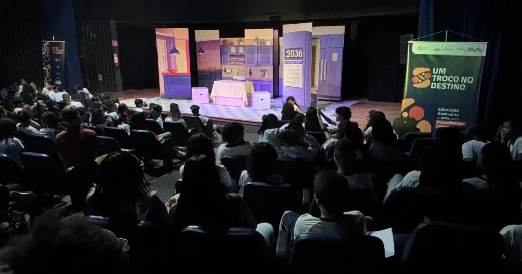 Educação Financeira e Teatro: Iniciativa Transforma Vidas em Oito Cidades Brasileiras