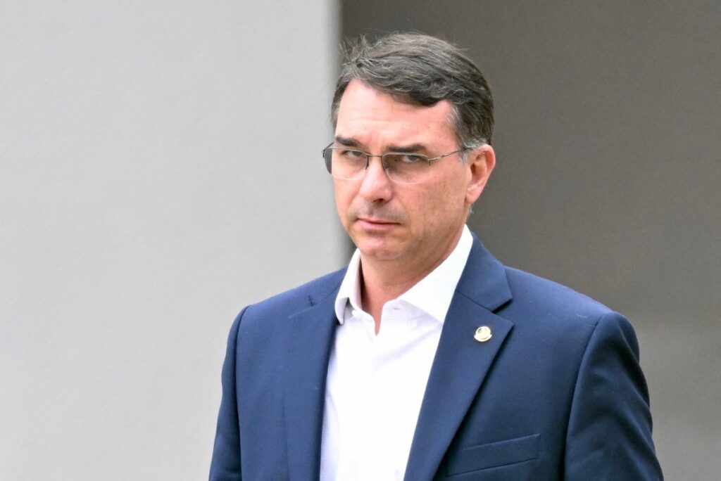 Estratégia de Flávio Bolsonaro: Chapa Feminina para Aumentar Apoio no Eleitorado