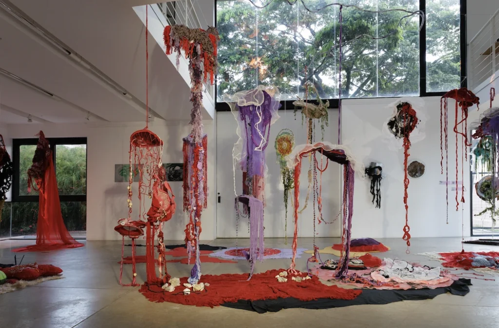 Exposição 'Sustentar o Efêmero' Destaca a Arte Feminina no Sesc Ramos