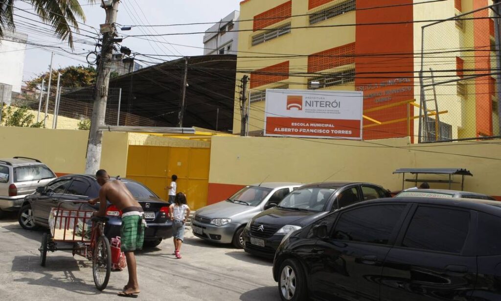 Falta de Professores Afeta Alunos da Rede Municipal de Niterói: Responsáveis Relatam Precariedade