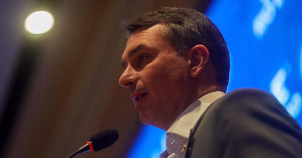 Flávio Bolsonaro Critica Eduardo Paes: 'Conviver com Lula o Faz Defender Bandido'