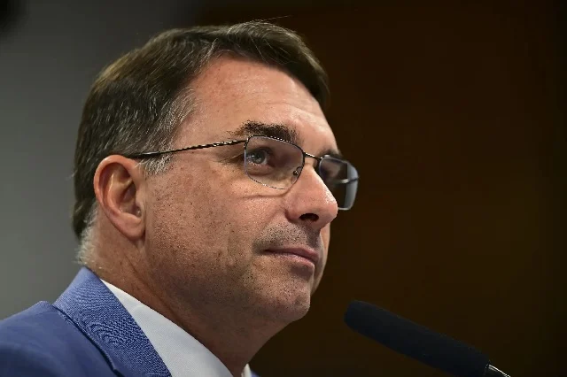 Flávio Bolsonaro Protocola PEC para Acabar com a Reeleição Presidencial Flávio Bolsonaro Protocola PEC para Acabar com a Reeleição Presidencial