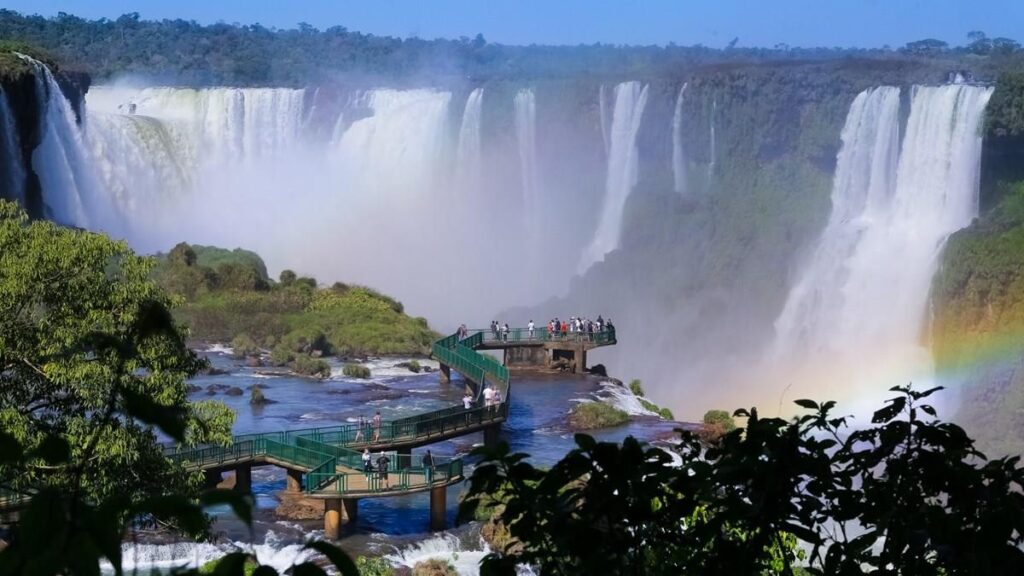 Foz do Iguaçu: Destino Final em Crescimento e Redução de Turistas em Trânsito