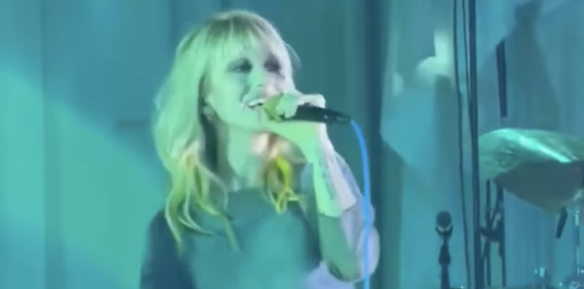 Hayley Williams Inicia Turnê com Música em Português na Setlist Hayley Williams Inicia Turnê com Música em Português na Setlist