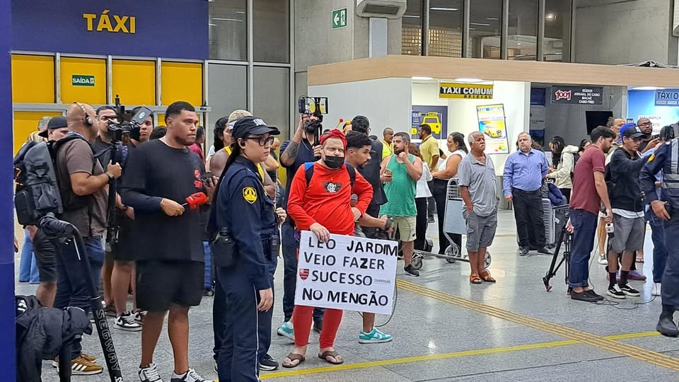 Leonardo Jardim chega ao Rio e surpreende torcedores antes de fechar com o Flamengo