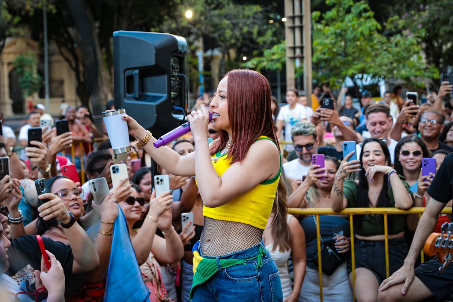 Mari Fernandez Encanta com Apresentação Surpresa no Rio de Janeiro