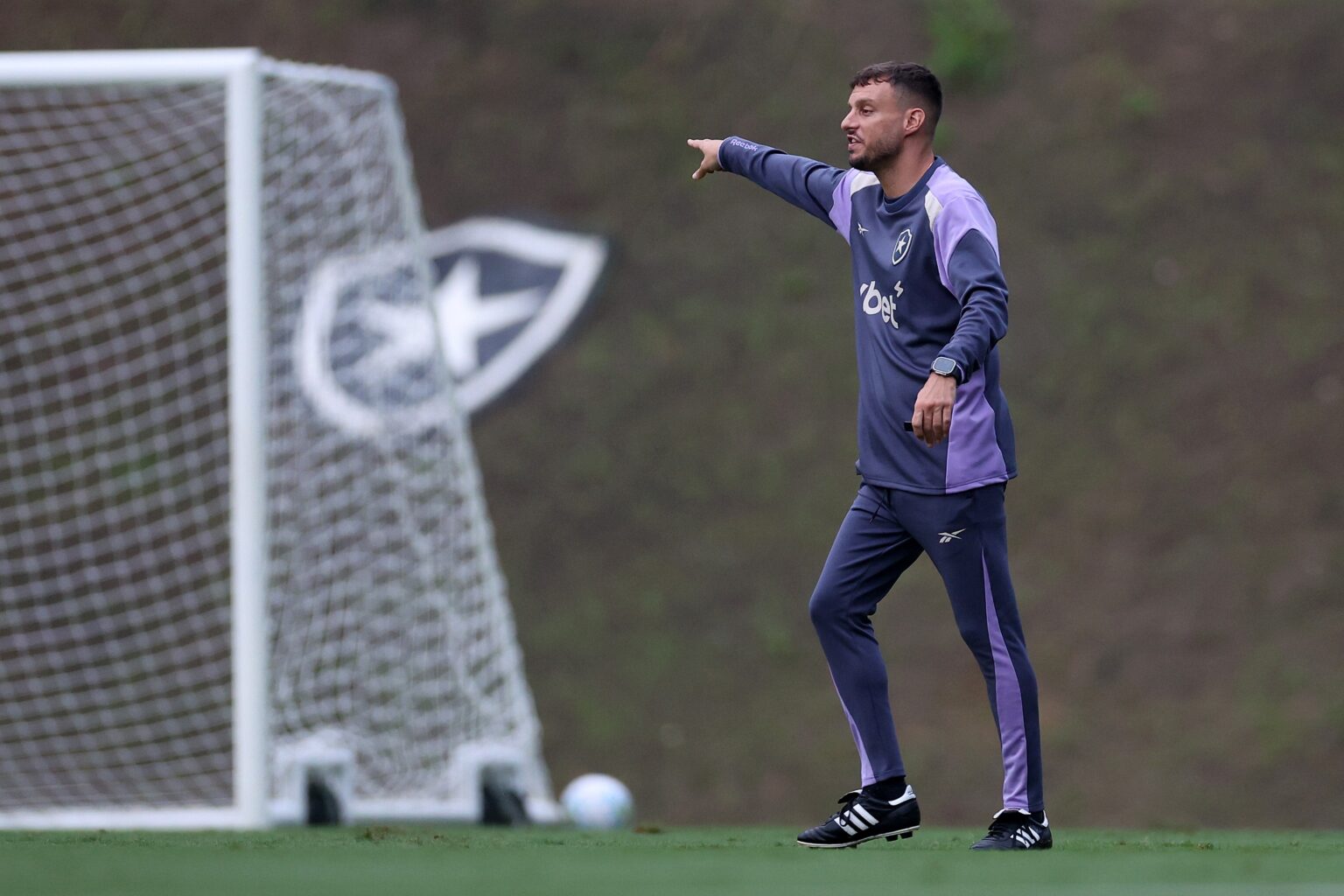 Martín Anselmi sob pressão no Botafogo: confronto decisivo contra o Bragantino