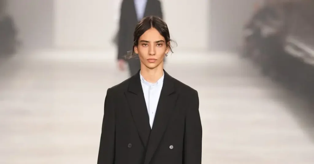 Modelo Brasileira Troca Economia por Carreira nas Passarelas de Milão e Paris