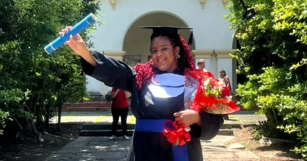 Mulher Trans Retorna à Universidade Após 25 Anos: Uma História de Superação e Esperança Mulher Trans Retorna à Universidade Após 25 Anos: Uma História de Superação e Esperança