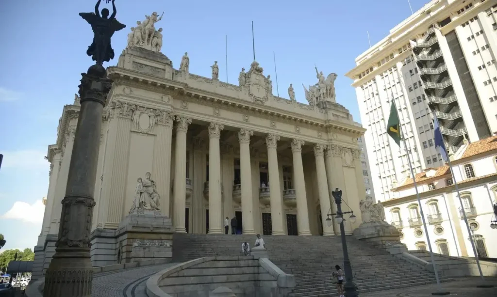 PL Aciona STF em Busca de Sucessão Governamental no RJ