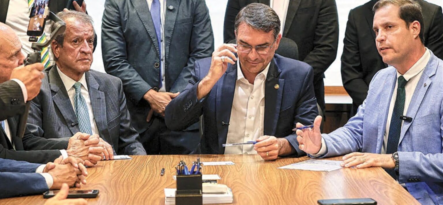 PL Avança sobre Quadros do União e Partidos Nanicos Buscam Sobrevivência em Contexto Eleitoral