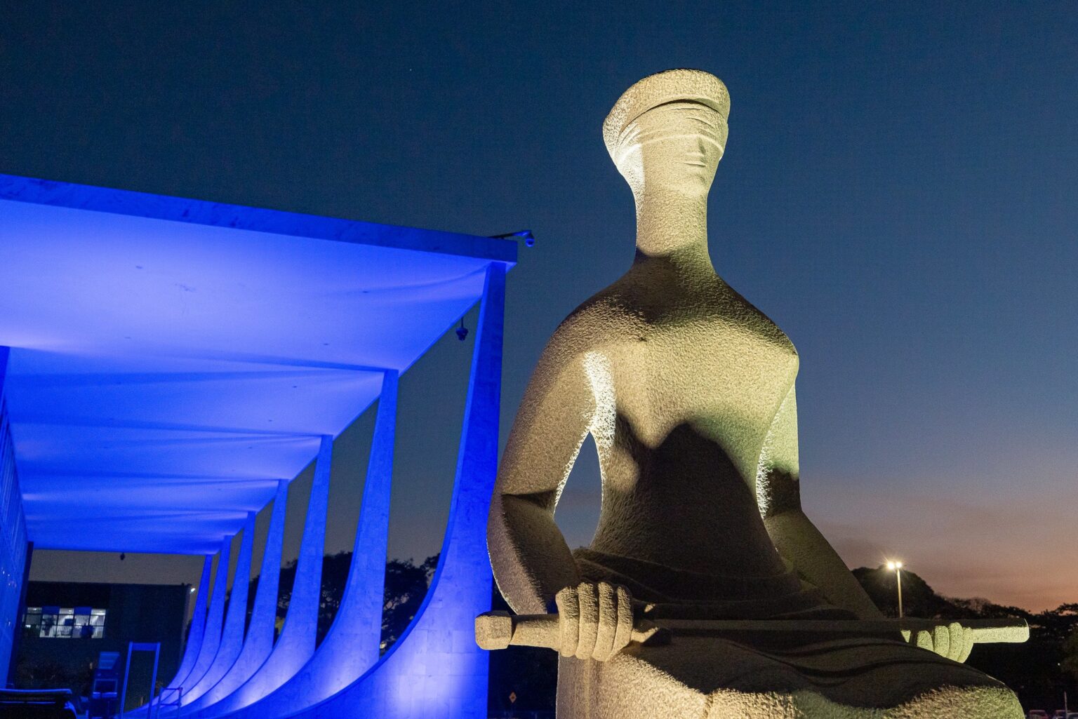 Supersalários no Brasil: Herança Colonial e Tolerância com Privilégios no Serviço Público