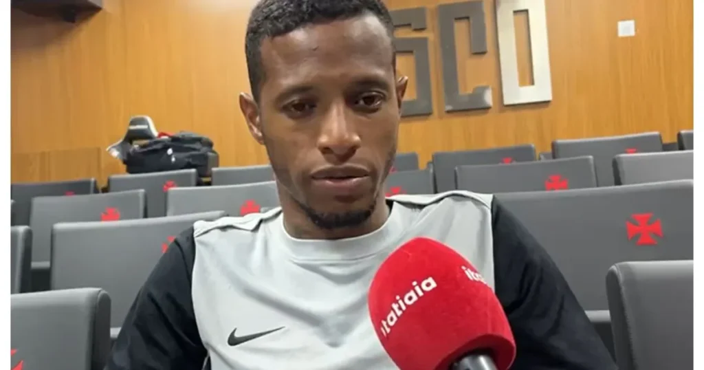 Tchê Tchê, do Vasco, clama por punições mais rigorosas contra racismo no esporte Tchê Tchê, do Vasco, clama por punições mais rigorosas contra racismo no esporte