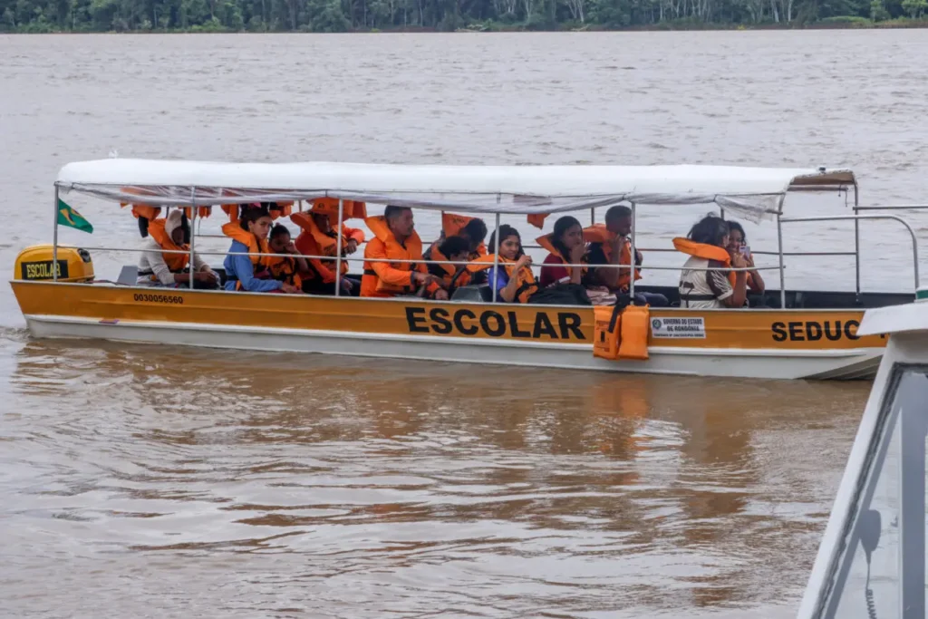 Transporte Escolar Fluvial: Uma Revolução na Educação de Comunidades Ribeirinhas