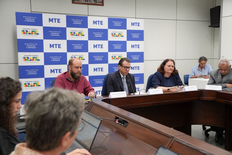 Brasil Cria 228 Mil Empregos Formais em Março e Supera 613 Mil Vagas no Trimestre