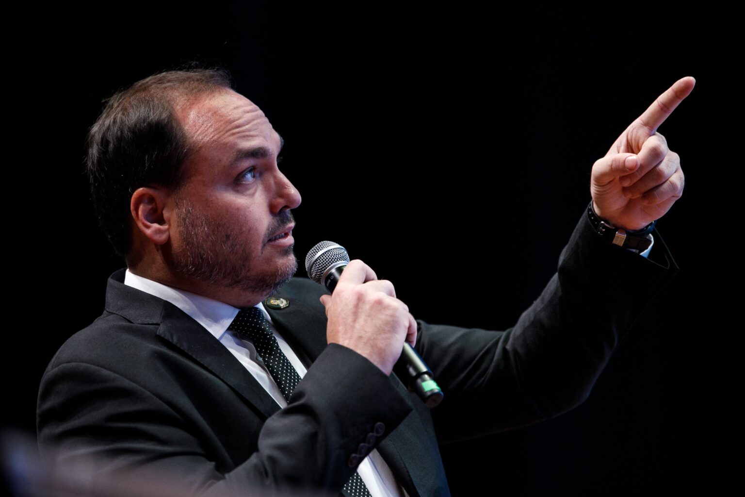 Carlos Bolsonaro Responde Críticas de Nikolas Ferreira: 'O Brasil Merece Mais'