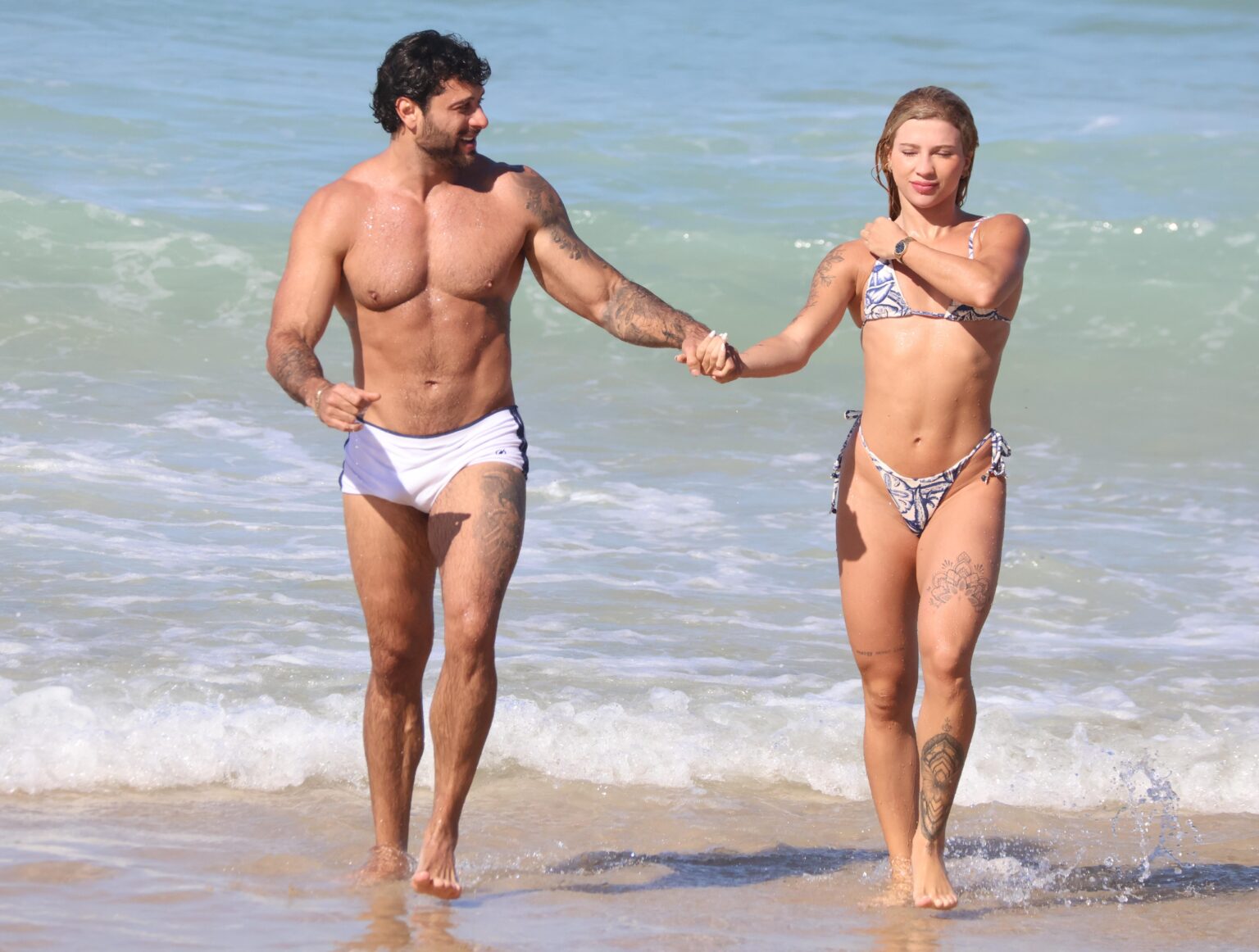 Celebridades Aproveitam Dia Ensolarado nas Praias do Rio de Janeiro