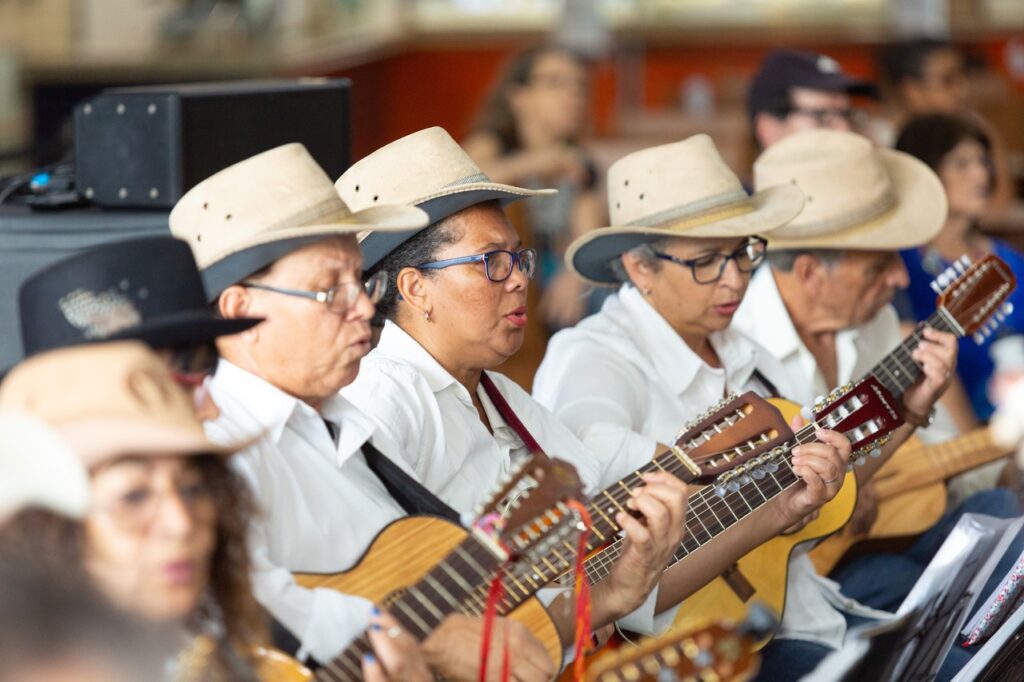 Da Arábia ao Interior: A Viola como Símbolo da Cultura Caipira