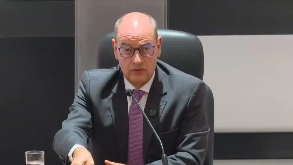 Desafios do Governador Interino do RJ: Dificuldades na Formação da Equipe Desafios do Governador Interino do RJ: Dificuldades na Formação da Equipe