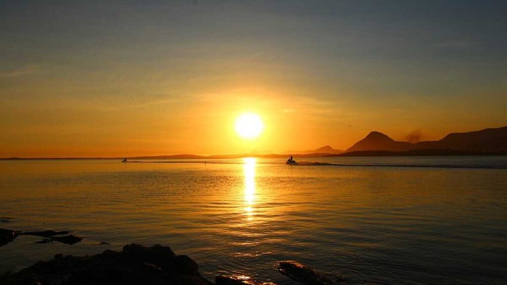Explore Maricá: Cachoeiras, Grutas e Praias em um Refúgio de Sossego