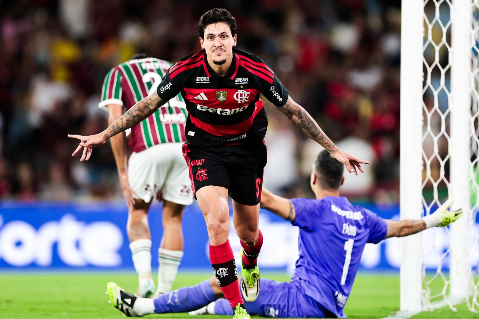 Fla-Flu: Flamengo Vence Clássico em Meio a Polêmica e Brilho de Pedro