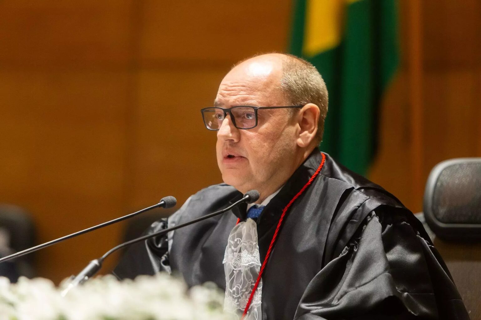 Governador Interino do RJ Promete Revisão Rigorosa de Contratos e Servidores