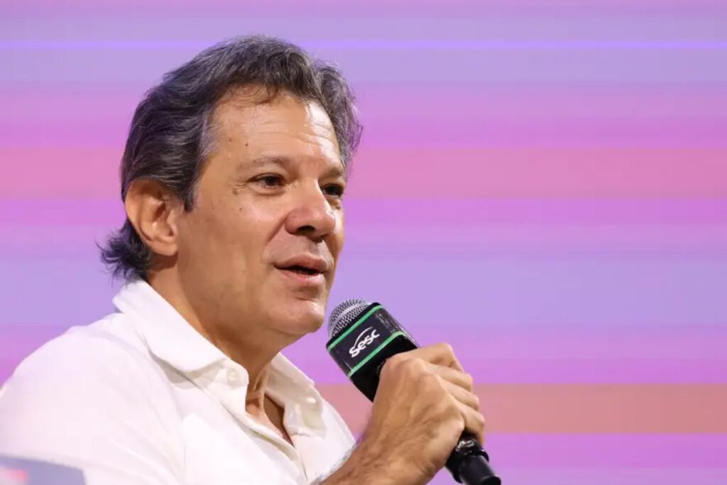 Haddad critica Flávio Bolsonaro e denuncia 30 anos de má política