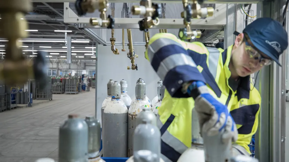 Indústria brasileira supera patamar pré-pandemia em 3,2%, revela IBGE