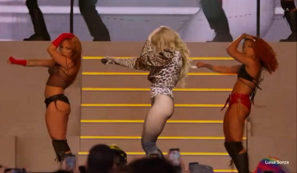 Luísa Sonza Brilha com Show Ousado no Coachella 2024