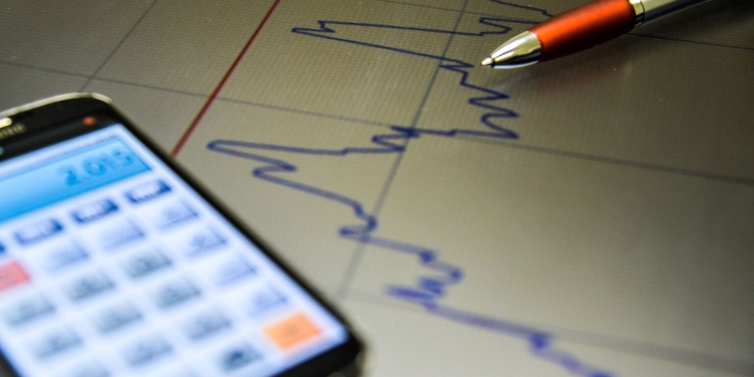 Produção Industrial Cresce 0,9% em Fevereiro e Rompe Ciclo de Quedas