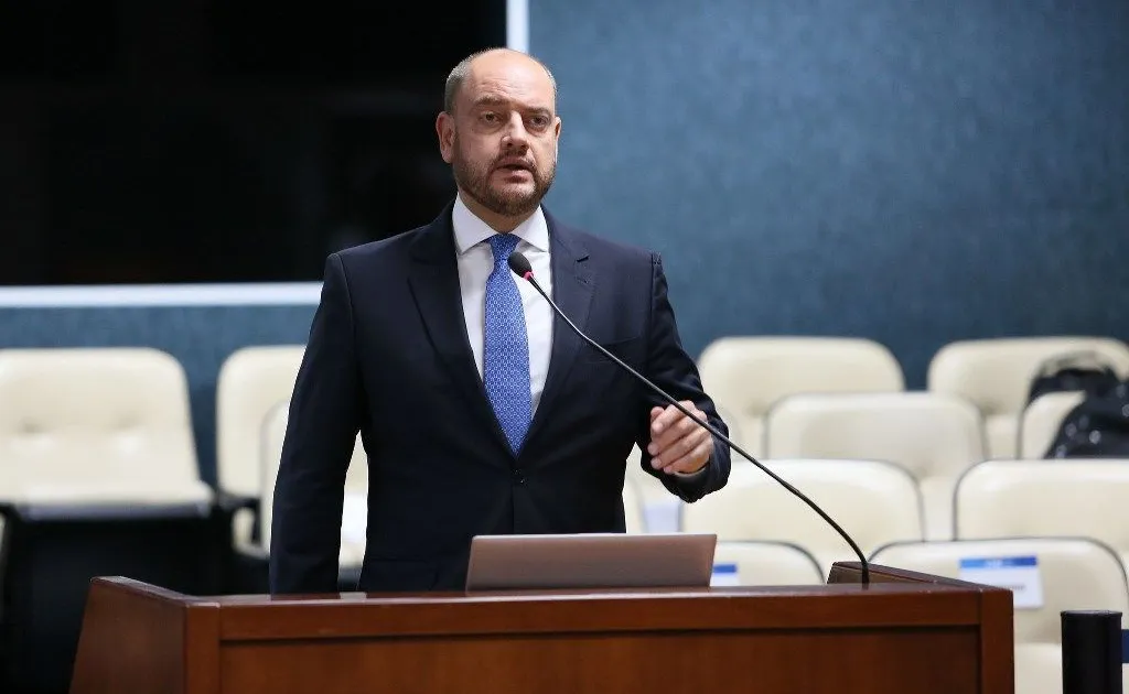 RJ: Couto Demite Aliados e Inicia Reformas no Palácio Guanabara