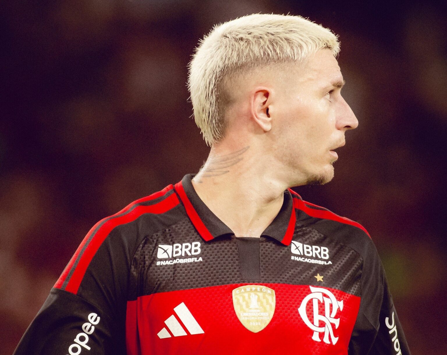 Varela brilha no Flamengo e se destaca na disputa pela titularidade na lateral