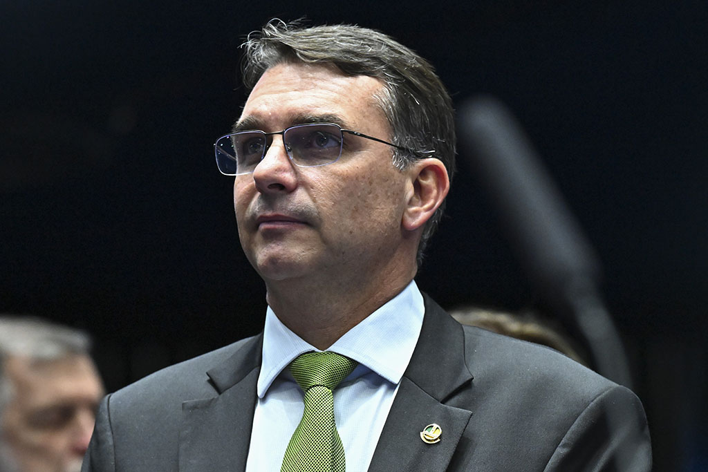 Viagens de Flávio Bolsonaro em Jatinhos: Empresários e Polêmicas em 2025