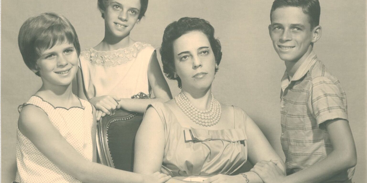 Zuzu Angel: A Maternidade como Arma de Resistência Política contra a Ditadura Zuzu Angel: A Maternidade como Arma de Resistência Política contra a Ditadura