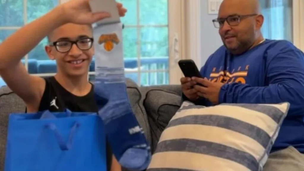 Mãe presenteia filho com ingresso de 1.500 euros para jogo decisivo dos Knicks no Madison Square Garden Mãe presenteia filho com ingresso de 1.500 euros para jogo decisivo dos Knicks no Madison Square Gar