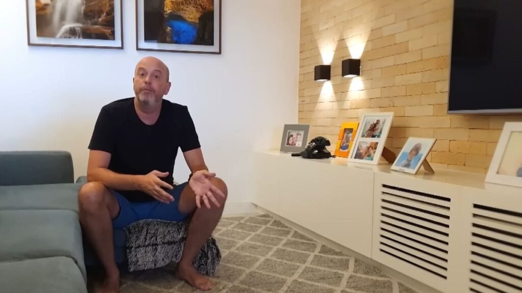 Alex Escobar Revela Seu Apartamento com 150 Camisas de Futebol e Estilo Retrô