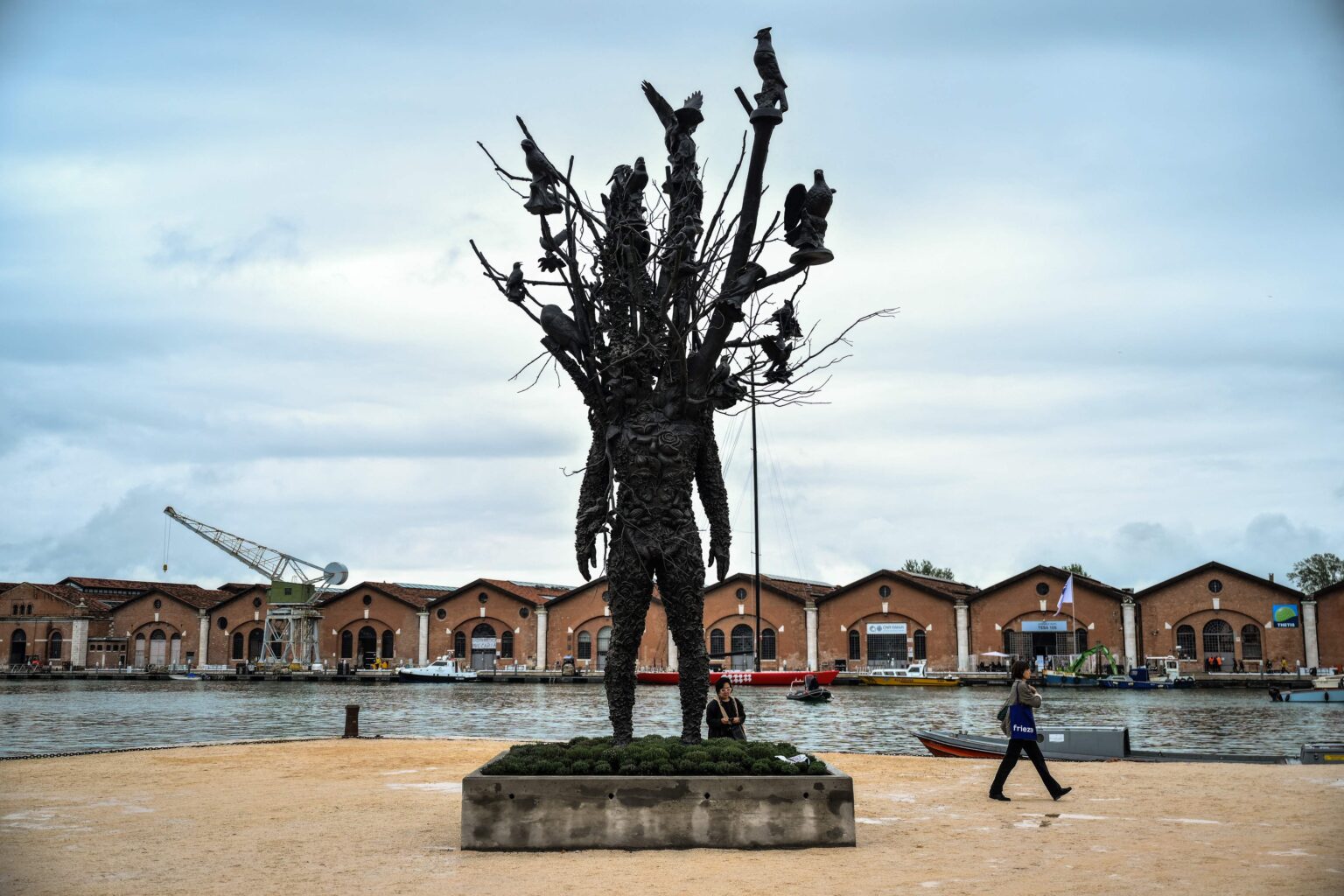 Bienal de Veneza 2024: Protestos e Reflexões sobre o Colonialismo Marcam a 61ª Edição