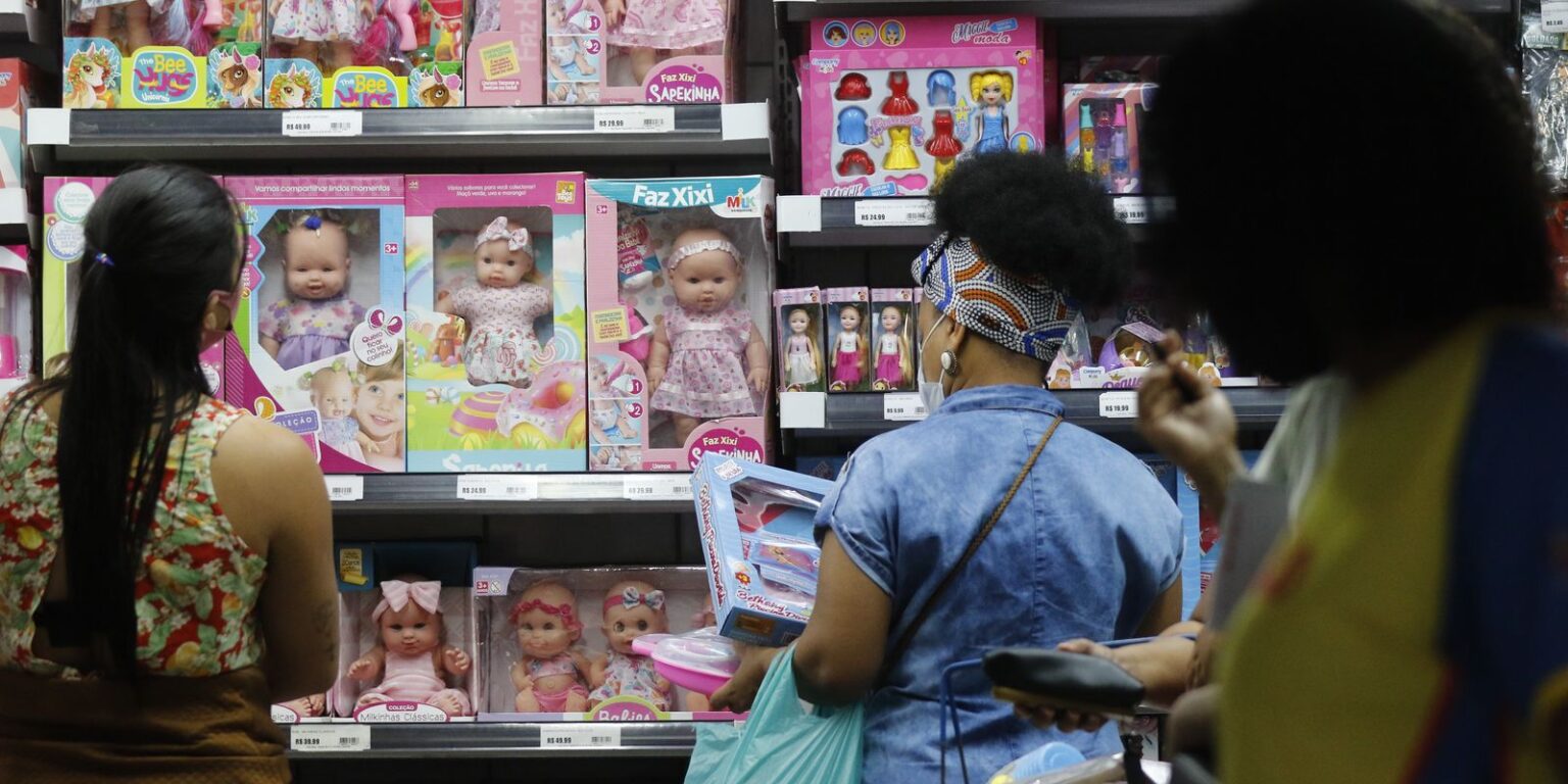 Com Dólar em Queda, Comércio Brasileiro Registra Crescimento de 0,5% em Março