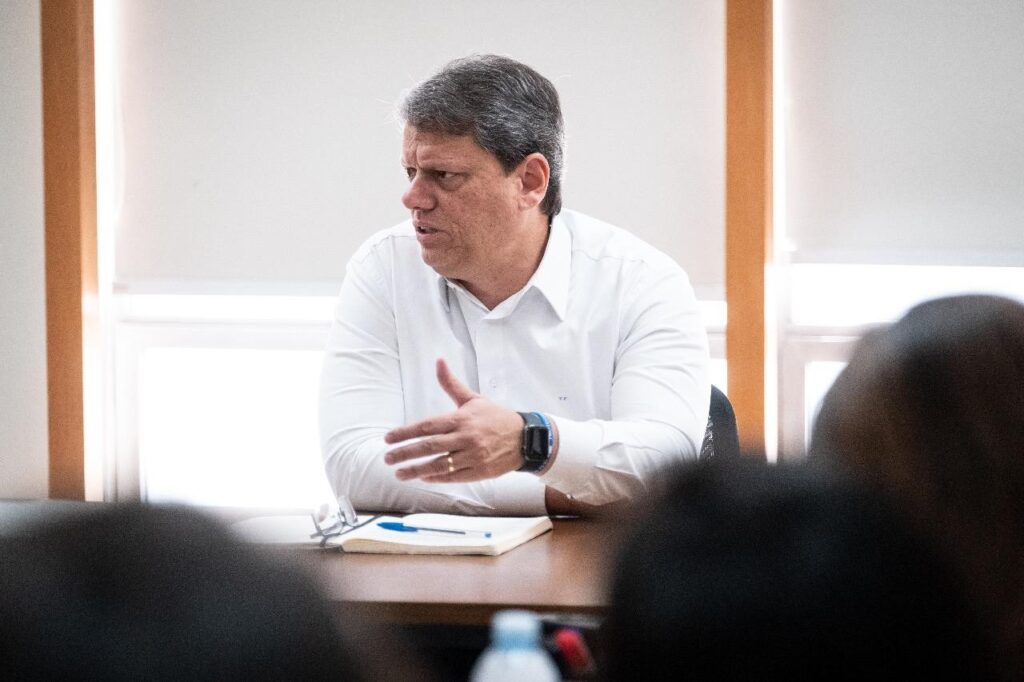 Desafios Políticos de Tarcísio de Freitas: A Influência do Bolsonarismo e as 'Bolas de Ferro'