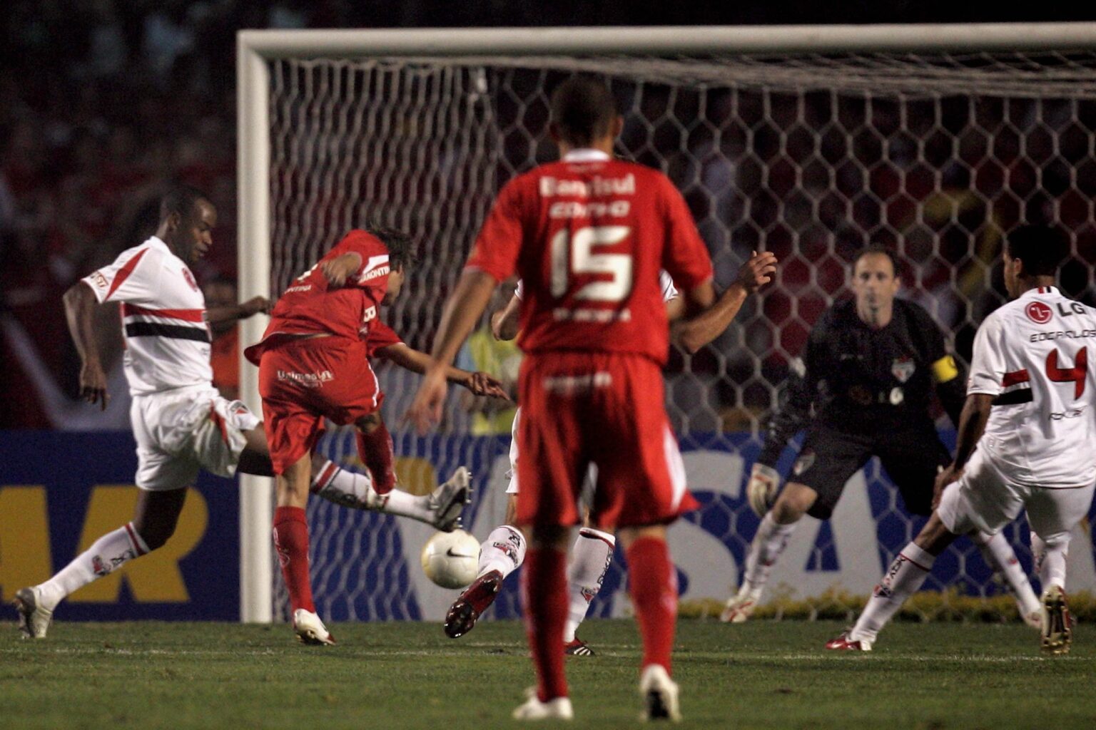 Do Futebol à Tecnologia: O Mundo em 2006 e a Última Final do Arsenal na Champions