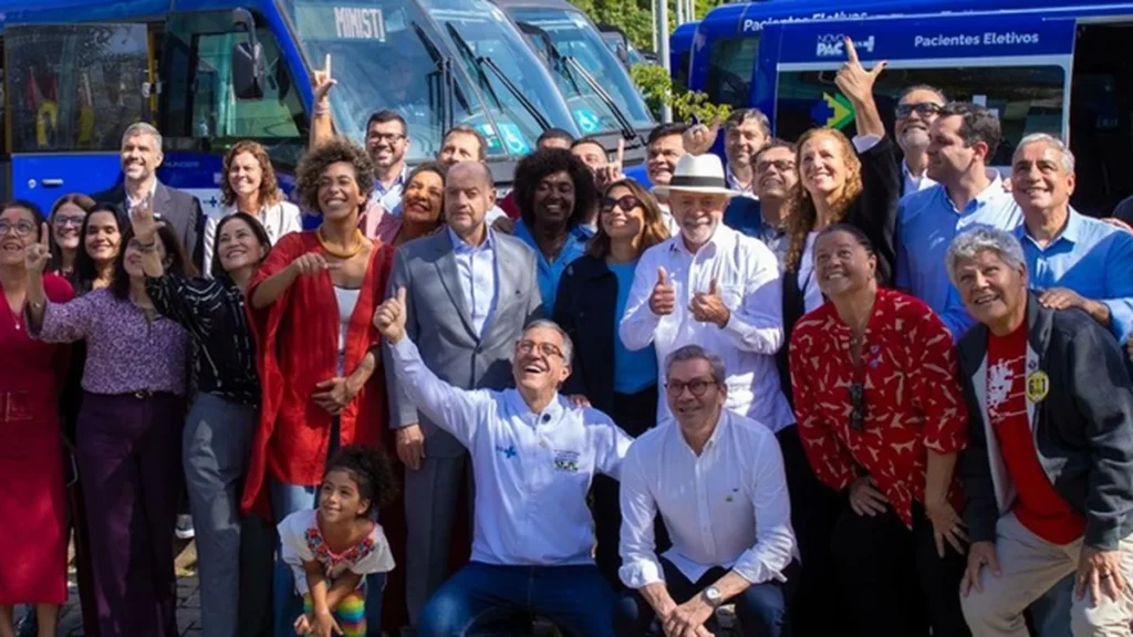 No Rio, Lula e Padilha ampliam transporte para saúde especializada com 43 veículos entregues