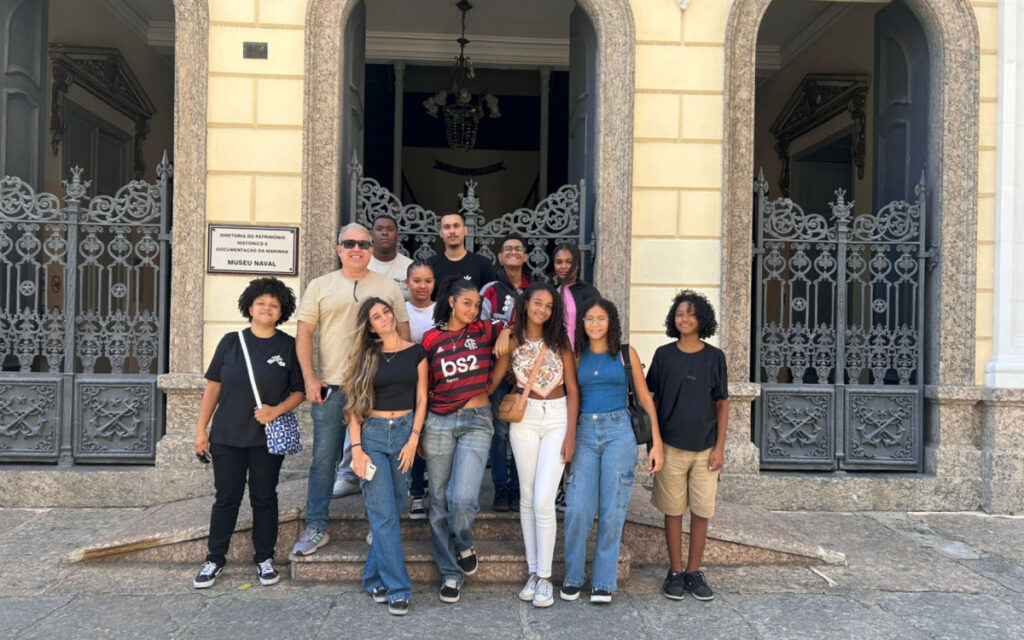 Jovens de Volta Redonda Visitam Espaço Cultural da Marinha em Excursão Enriquecedora