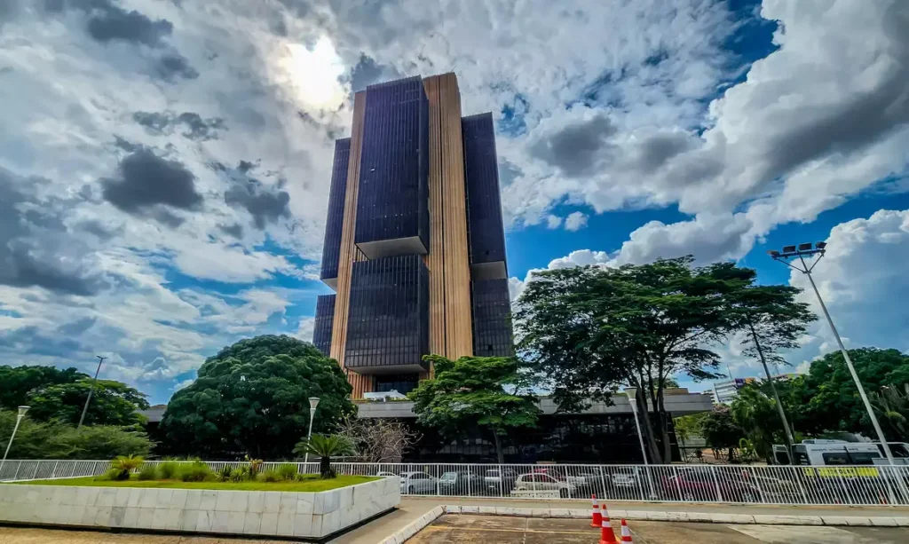 Juros Elevados Impactam a Dívida Pública Mais que Gastos do Governo, Afirmam Economistas