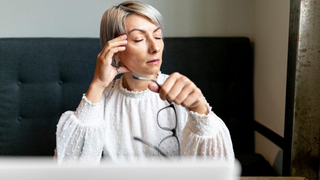 Menopausa e Seus Impactos: Sono, Trabalho e Clareza Emocional nas Mulheres