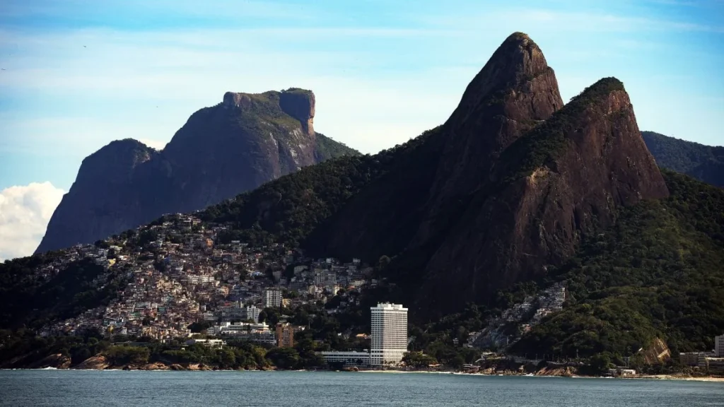 Complexo Econômico-Industrial da Saúde: O Motor para a Reconstrução Econômica do Rio de Janeiro Complexo Econômico-Industrial da Saúde: O Motor para a Reconstrução Econômica do Rio de Janeiro