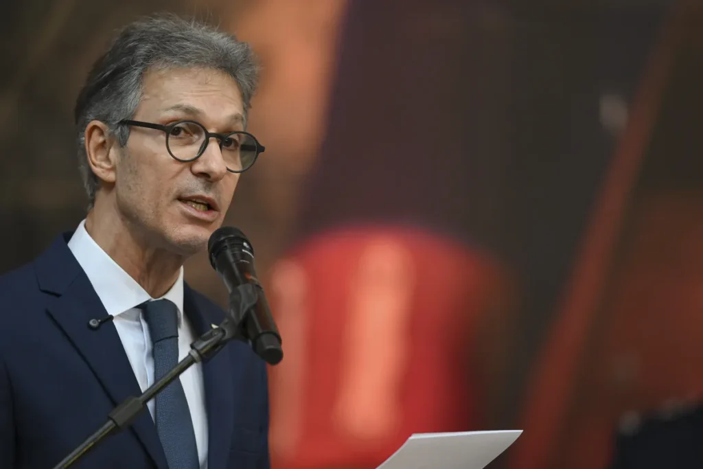 Zema critica PL e descarta vice com Flávio Bolsonaro em coletiva