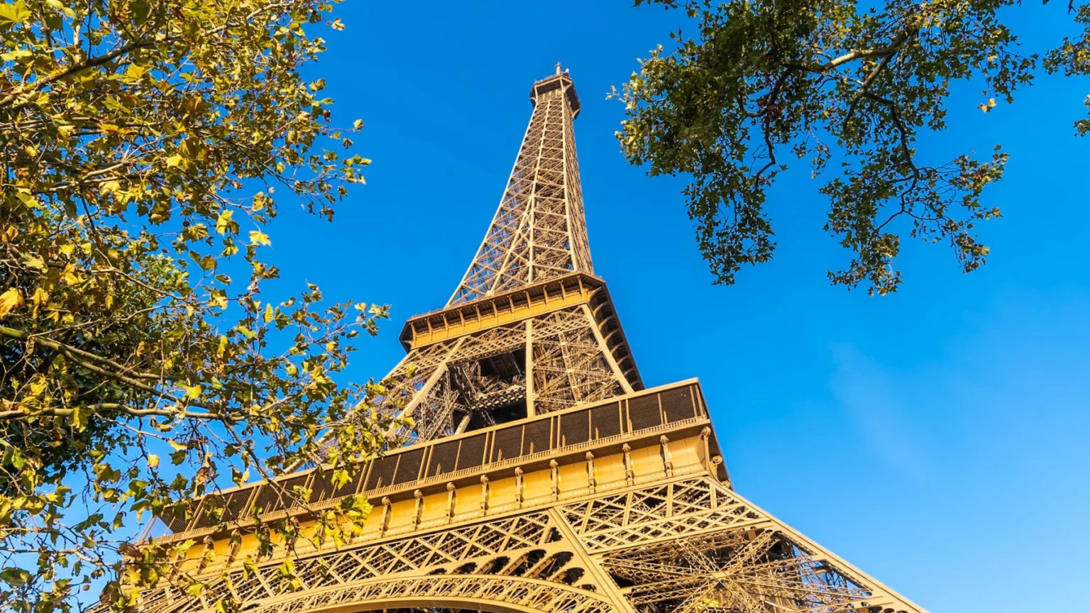 Calor Extremo em Paris: Torre Eiffel Fechada a Partir das 16h Até Sexta-feira