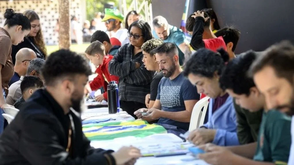 Clima de Copa no Parque da Cidade: Troca de Figurinhas Reúne Famílias e Torcedores no DF Clima de Copa no Parque da Cidade: Troca de Figurinhas Reúne Famílias e Torcedores no DF