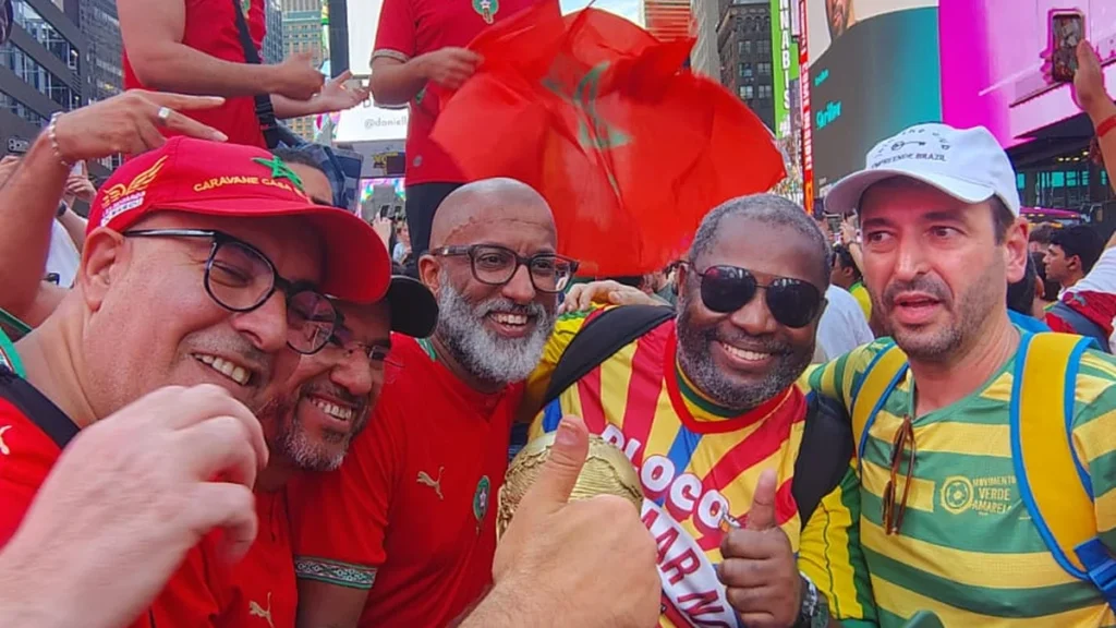 Copa 2026: Bloco de Niterói agita Times Square em Carnaval brasileiro nos EUA