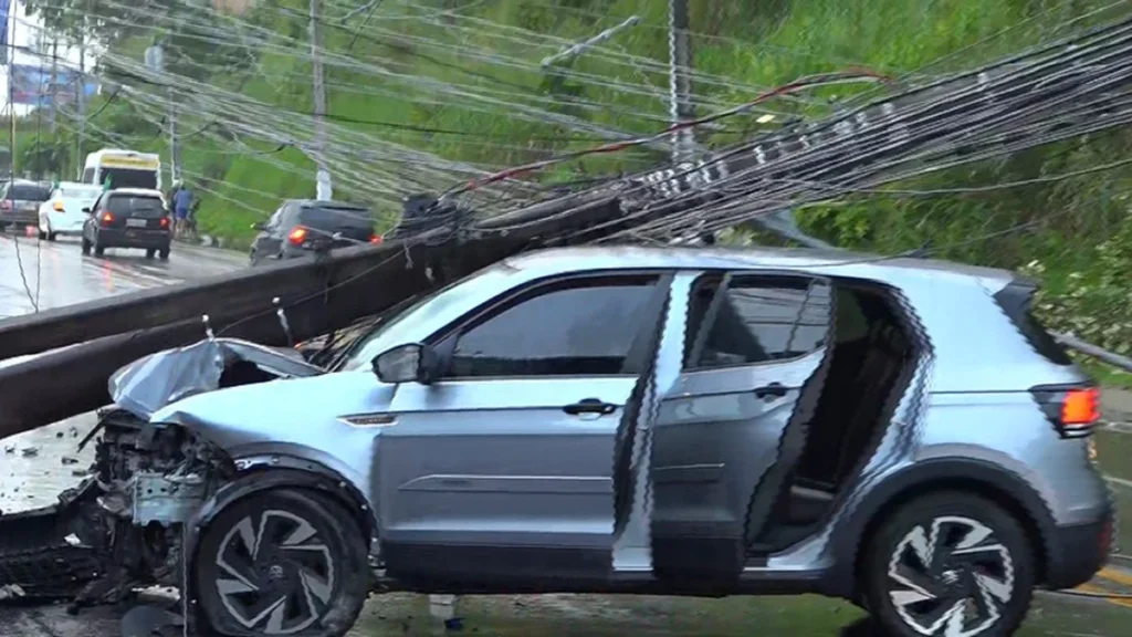 Acidente com Carro na Avenida Leste-Oeste em Maceió Causa Trânsito Lento e Alerta de Segurança Acidente com Carro na Avenida Leste-Oeste em Maceió Causa Trânsito Lento e Alerta de Segurança